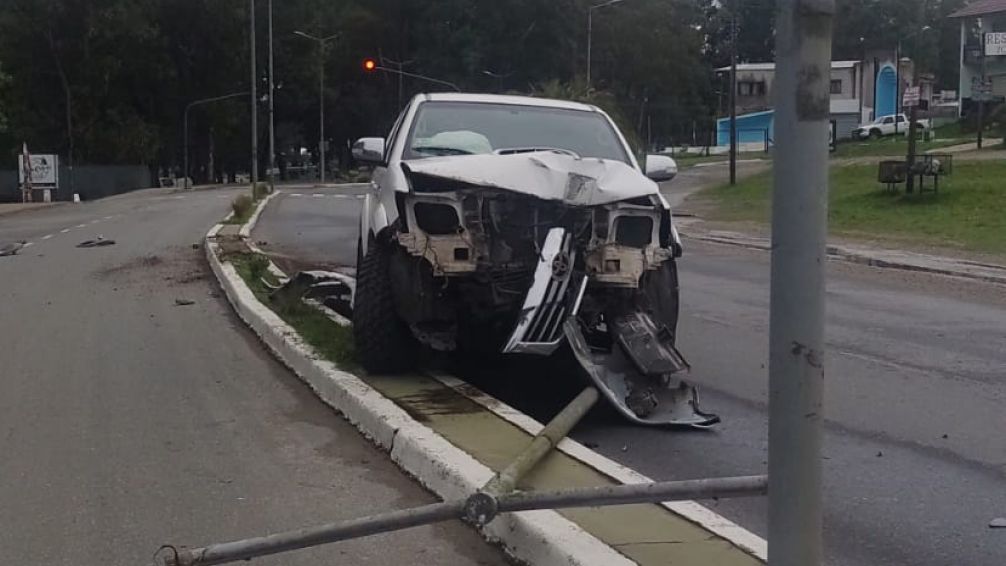Camioneta chocó contra un poste de alumbrado en Saavedra Lamas