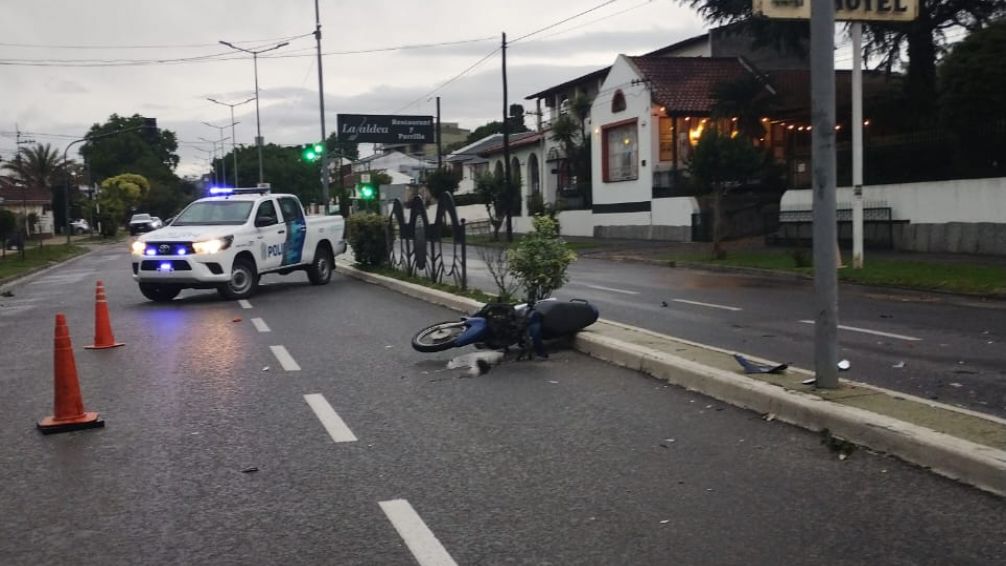 Motociclista perdió el control y cayó sobre la cinta asfáltica en Avenida Alvear
