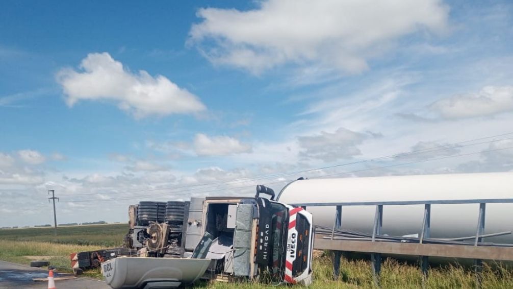 Tandilense protagonizó accidente con camión que transportaba turbinas
