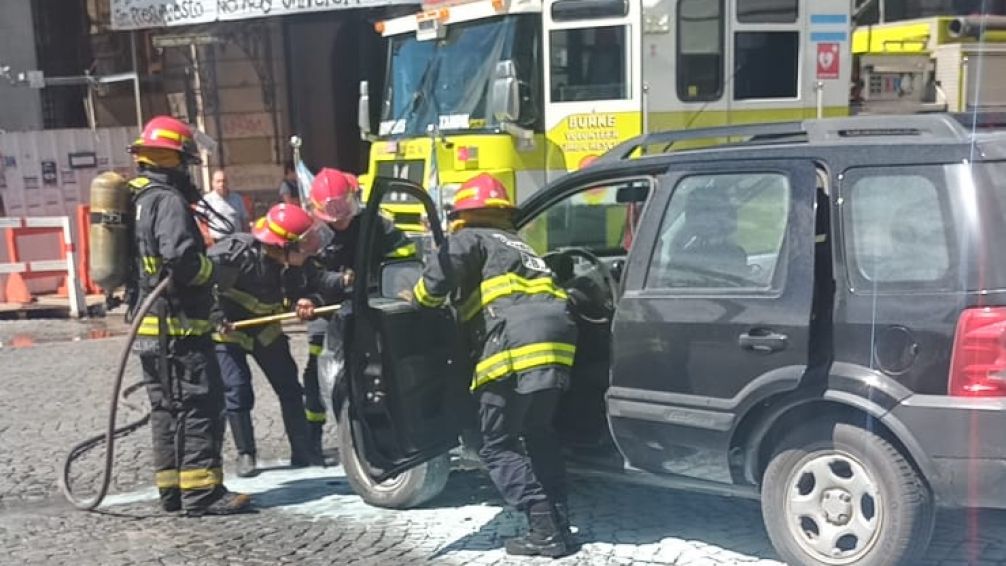 Se incendió un auto en pleno centro