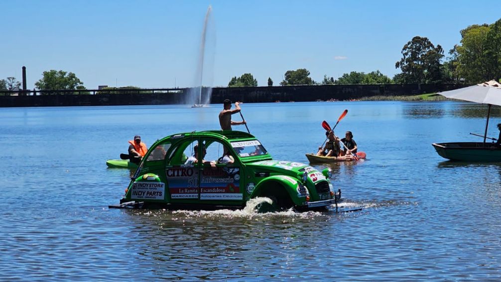 "La Ranita Escandalosa": Un Citroën volvió a navegar por el Lago del Fuerte