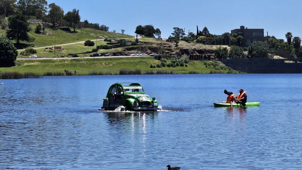 "La Ranita Escandalosa": Un Citroën volvió a navegar por el Lago del Fuerte