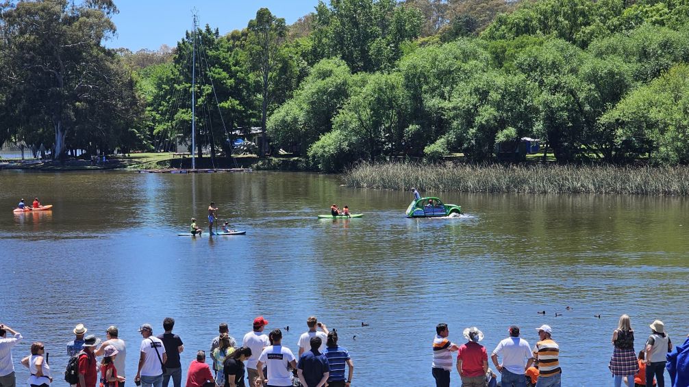 "La Ranita Escandalosa": Un Citroën volvió a navegar por el Lago del Fuerte