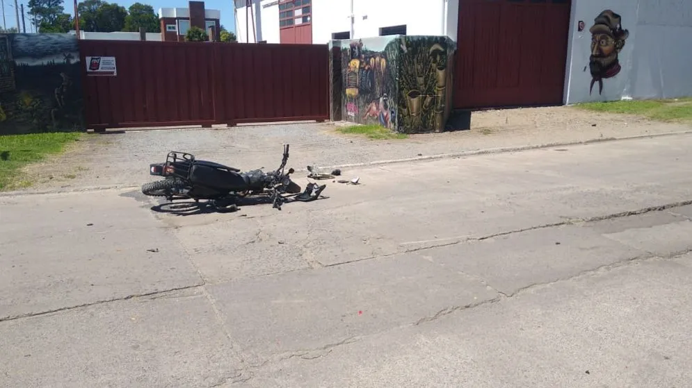 Motociclista herido en choque con un auto