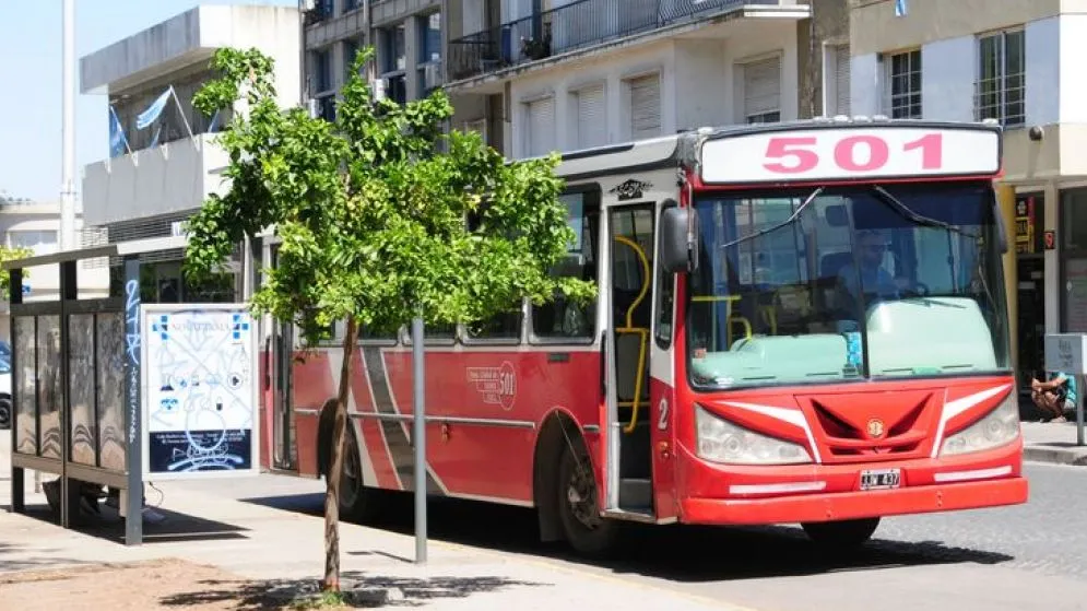 Tres líneas de colectivos cambian su recorrido por reparación de calzada