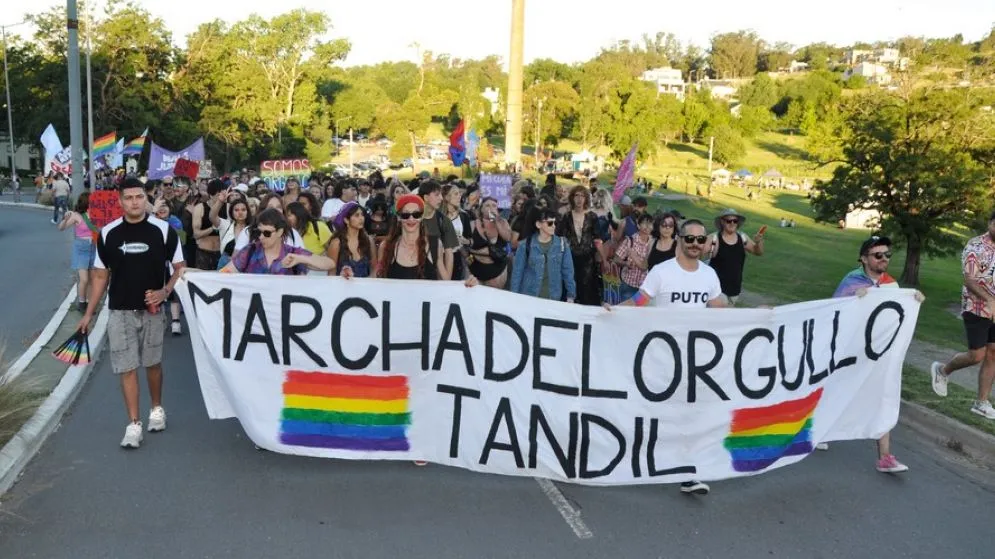 Gran convocatoria en la Marcha del Orgullo alrededor del Lago del Fuerte