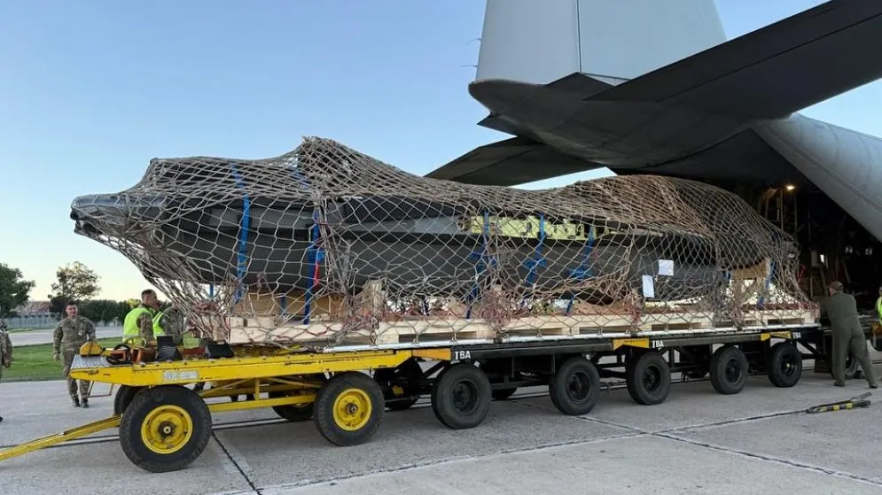Comenzó el armado del primer F-16 que llegó a Tandil