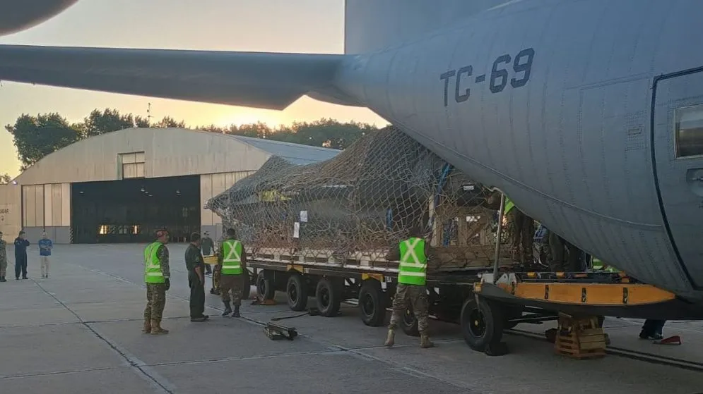 Comenzó el armado del primer F-16 que llegó a Tandil