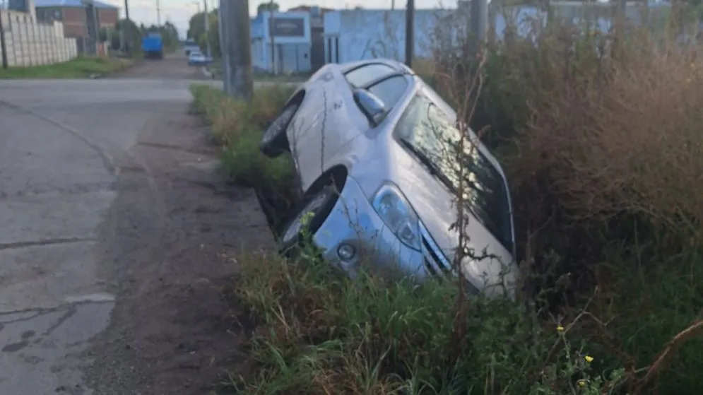 Encontraron un auto volcado en un zanjón y sin ocupantes en su interior