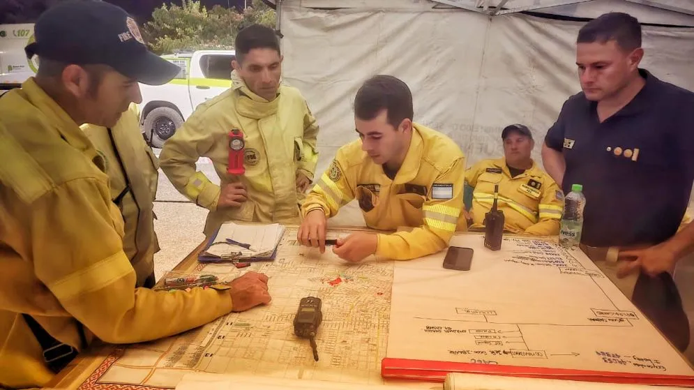 Tras una ardua lucha, bomberos lograron sofocar el incendio en el Cerro de la Cruz