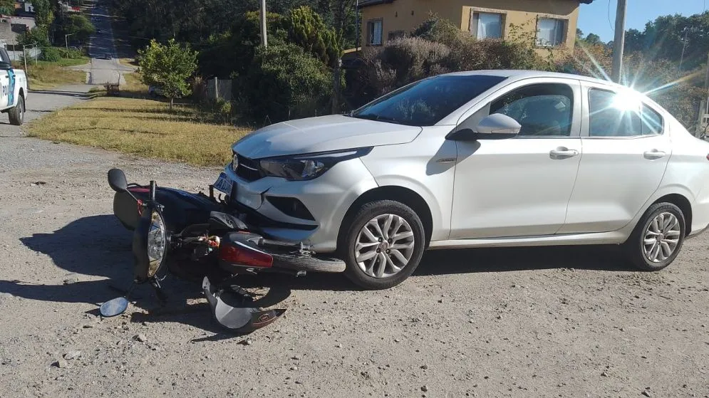 Motociclista hospitalizada tras choque con un auto