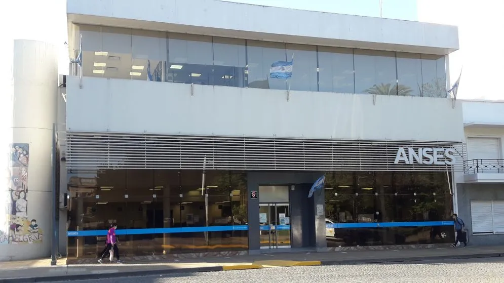 Una mujer se atrincheró con un arma en el baño de Anses