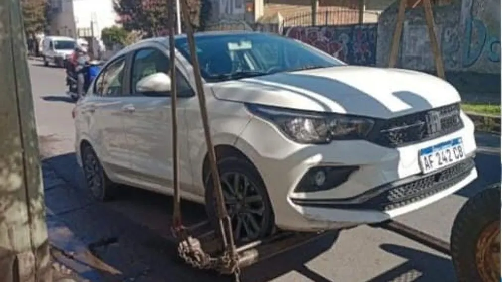 Conductor de Uber intentó escapar de un control y atropelló a un Inspector y un policía