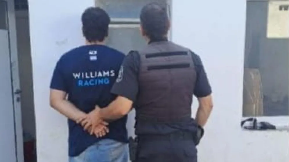 Conductor de Uber intentó escapar de un control y atropelló a un Inspector y un policía