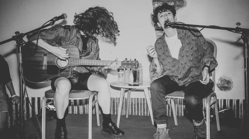 "Hace 20 años que toco y no tengo problemas en decir lo que pienso, pero puedo empatizar con los chicos que solo quieren hacer música"