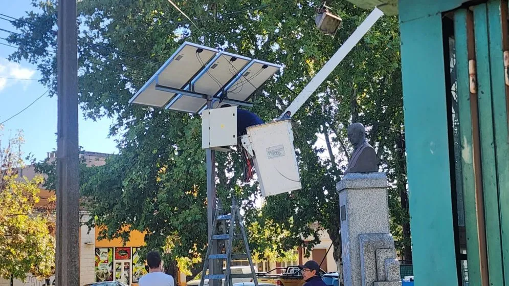 El Municipio comenzó a instalar el primer semáforo con sistema de energía solar 