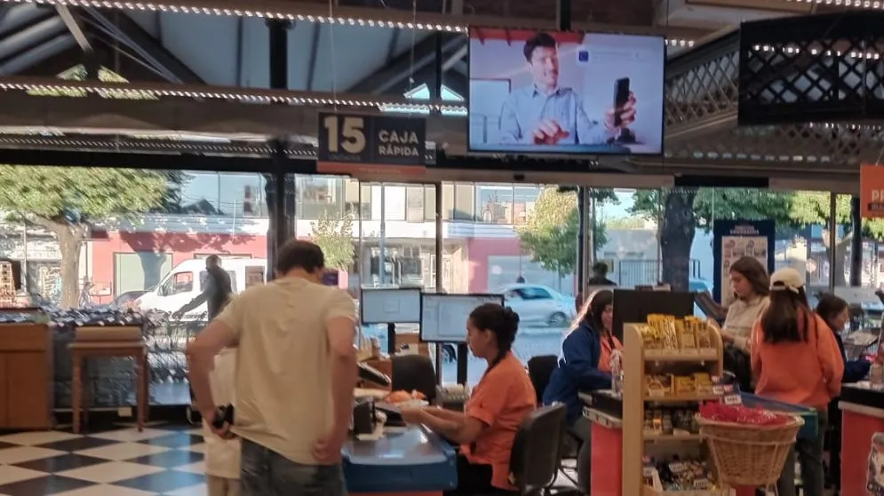 El hombrecito que transforma la fila en un palco