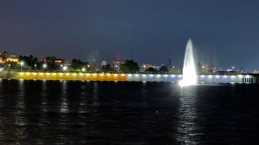 Tandil rinde homenaje al Papa Francisco iluminando el Murallón