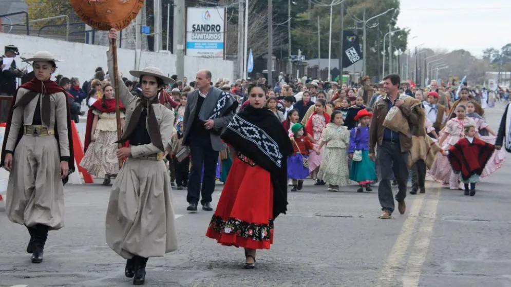 Convocatoria a instituciones para participar en el desfile del 25 de Mayo 