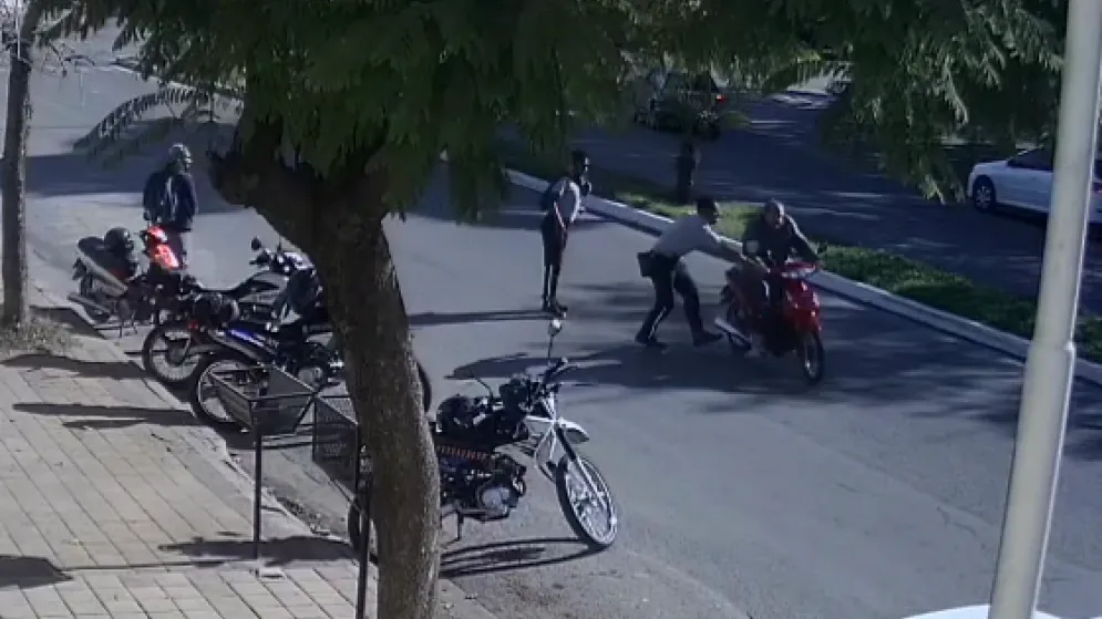 Inspector de tránsito empujó a un motociclista que no quiso frenar en un control y lo hizo caer al pavimento