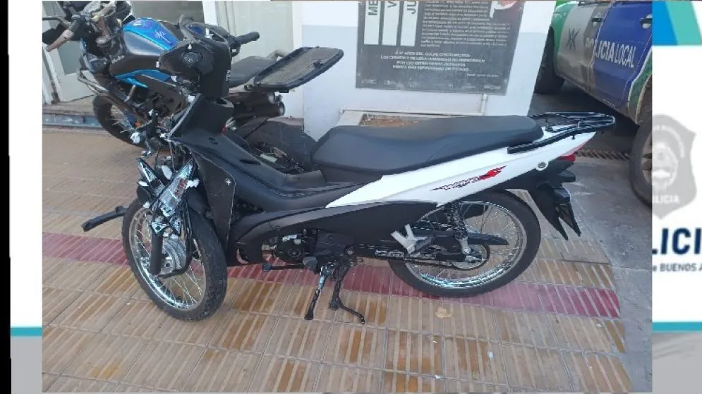 Choque entre auto y dos motos dejó a dos personas heridas