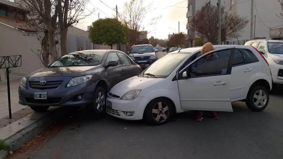 Un auto chocó contra un vehículo estacionado en 25 de Mayo y Alsina