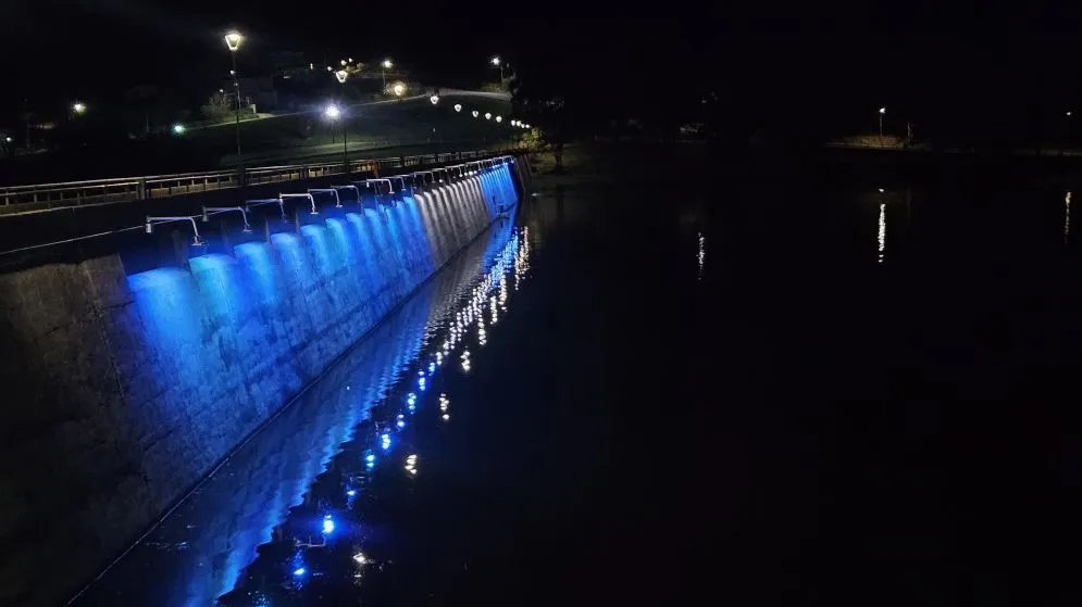 En la Semana de Mayo, el Murallón del Lago se ilumina con los colores patrios