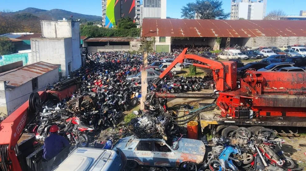 Inició la compactación de vehículos secuestrados y lo recaudado se destinará al Sistema de Salud Pública