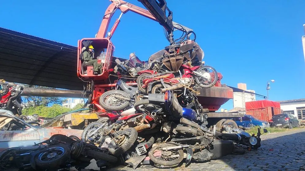 Inició la compactación de vehículos secuestrados y lo recaudado se destinará al Sistema de Salud Pública