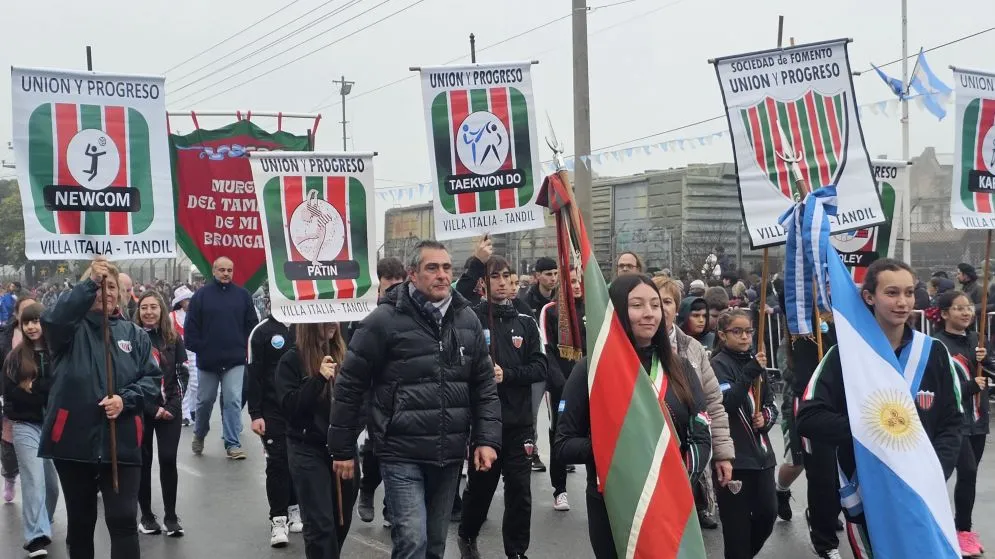 Con el tradicional desfile, se celebró un nuevo aniversario de la Revolución de Mayo