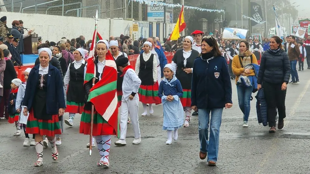 Con el tradicional desfile, se celebró un nuevo aniversario de la Revolución de Mayo