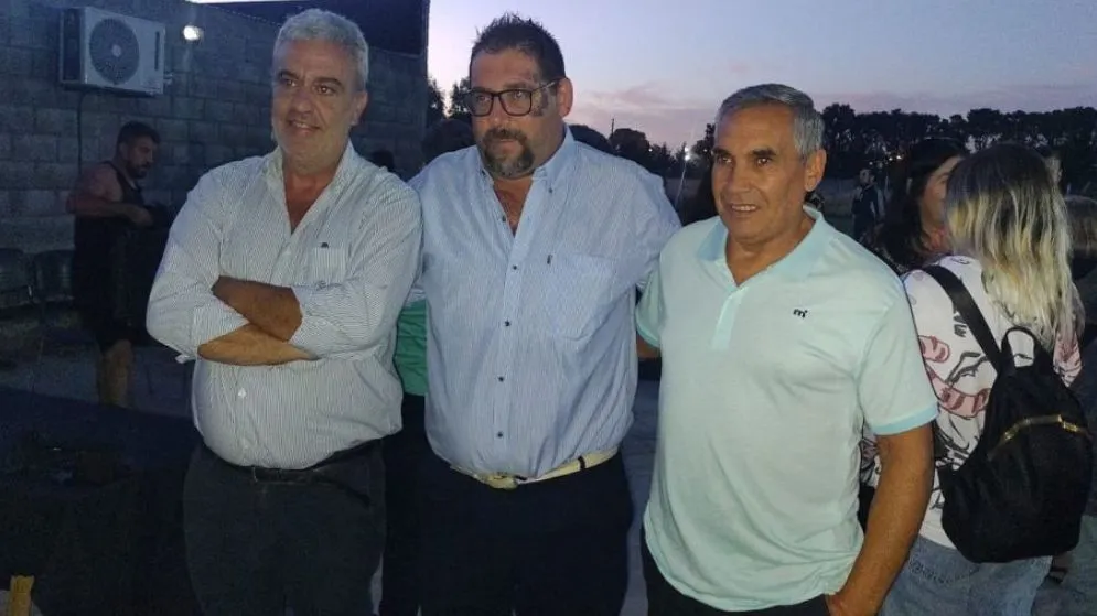 Javier Brazola, Pedro Capellutti y Walter Villarruel, cuando asumieron en Santamarina. Los dos últimos ya renunciaron a la CD.