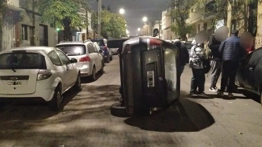 Volcó un automóvil en Maipú al 200