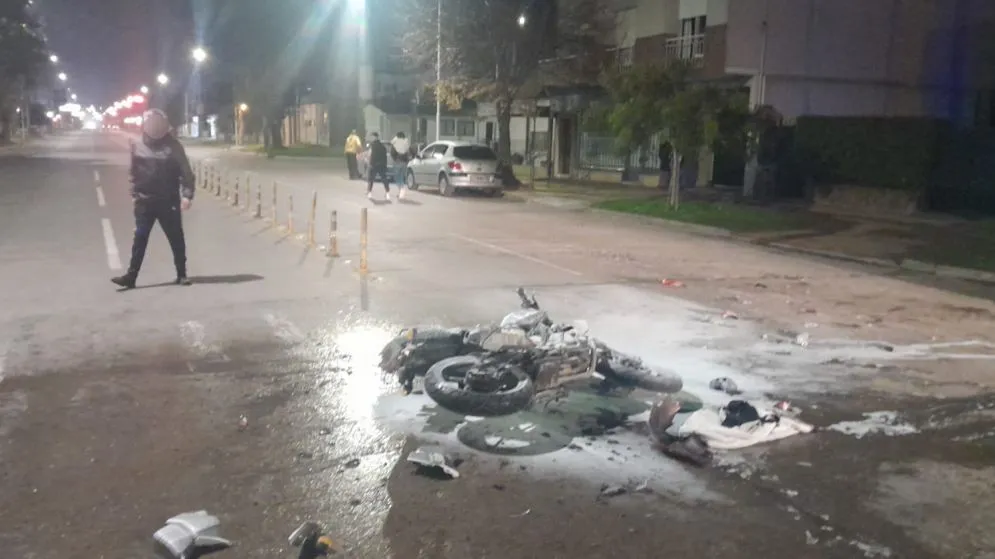 Un joven resultó herido tras un choque y posterior incendio de su moto 