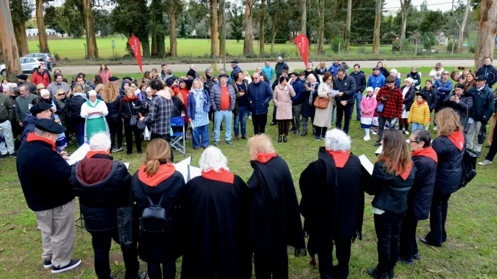 Se inauguró el Paseo de los Vascos en La Movediza