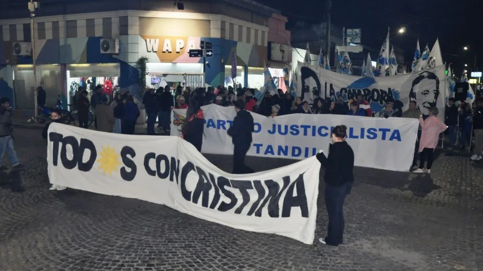 Con una importante convocatoria, marcharon en Tandil en repudio a la detención de Cristina Kirchner