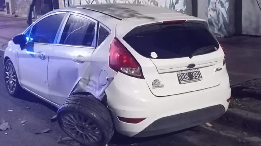 Choque en Pellegrini al 700: un auto colisionó contra un vehículo estacionado
