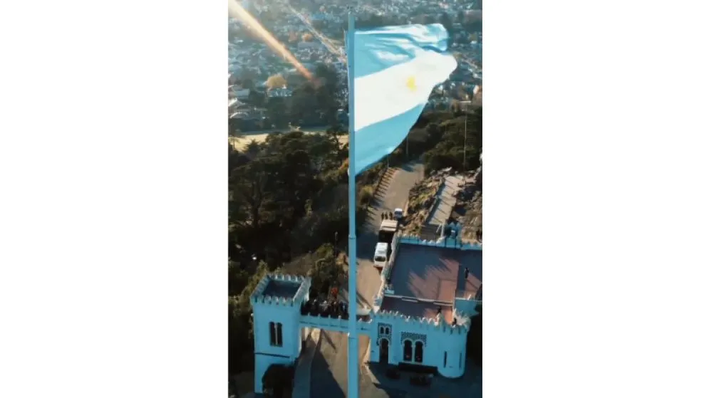 Tandil honró a la bandera desde lo más alto