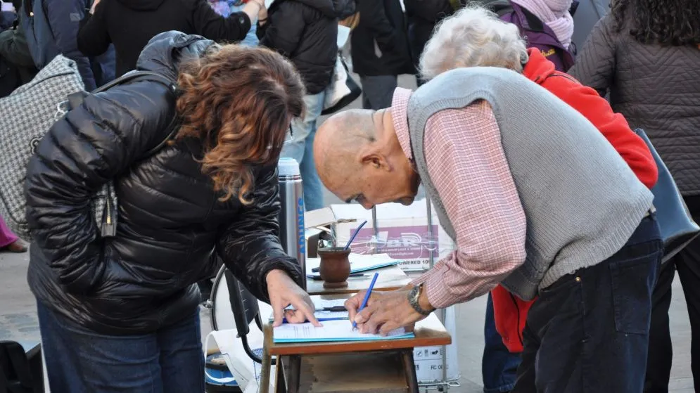 Firmas y movilización en Tandil para exigir una ley de financiamiento universitario