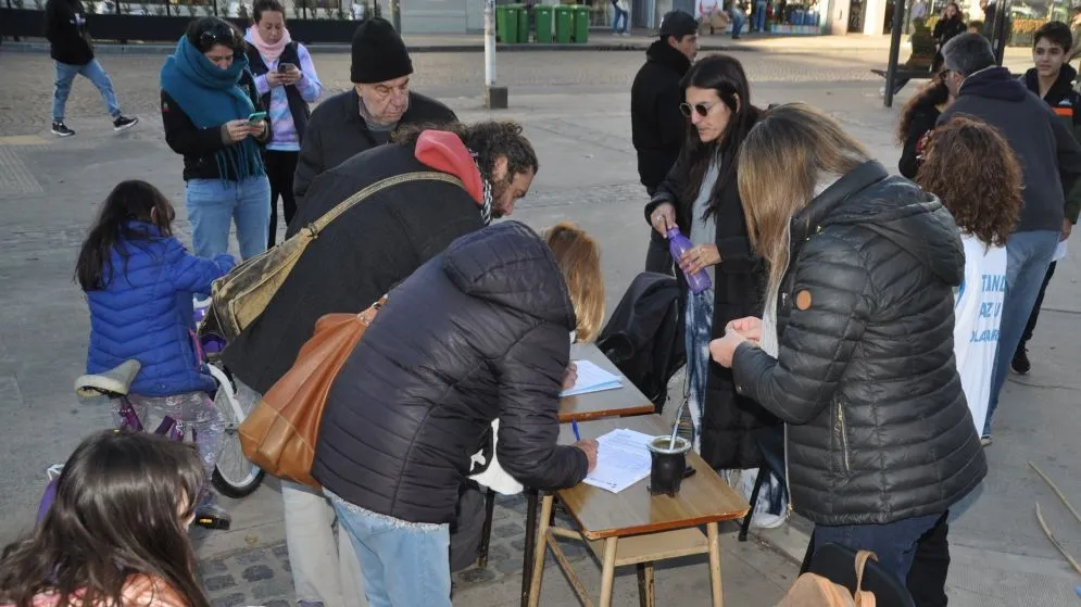 Firmas y movilización en Tandil para exigir una ley de financiamiento universitario