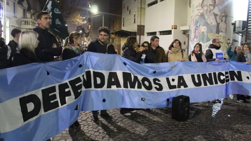 Firmas y movilización en Tandil para exigir una ley de financiamiento universitario