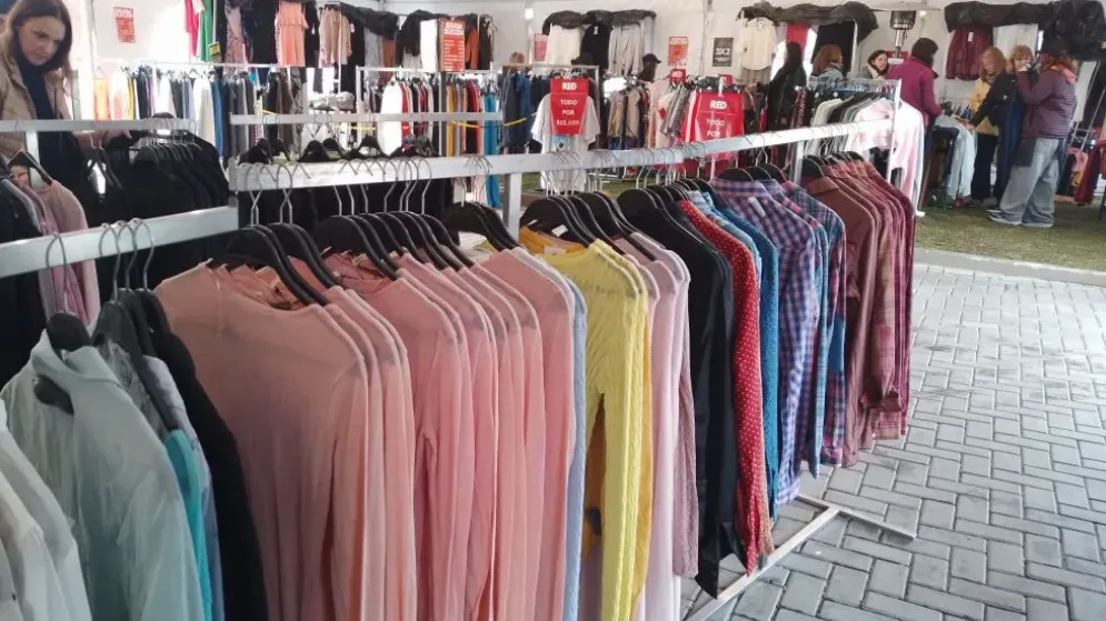 "Outlet de Marcas Premium Tandil"  sigue convocando a cientos de visitantes con ofertas invernales y promociones exclusivas