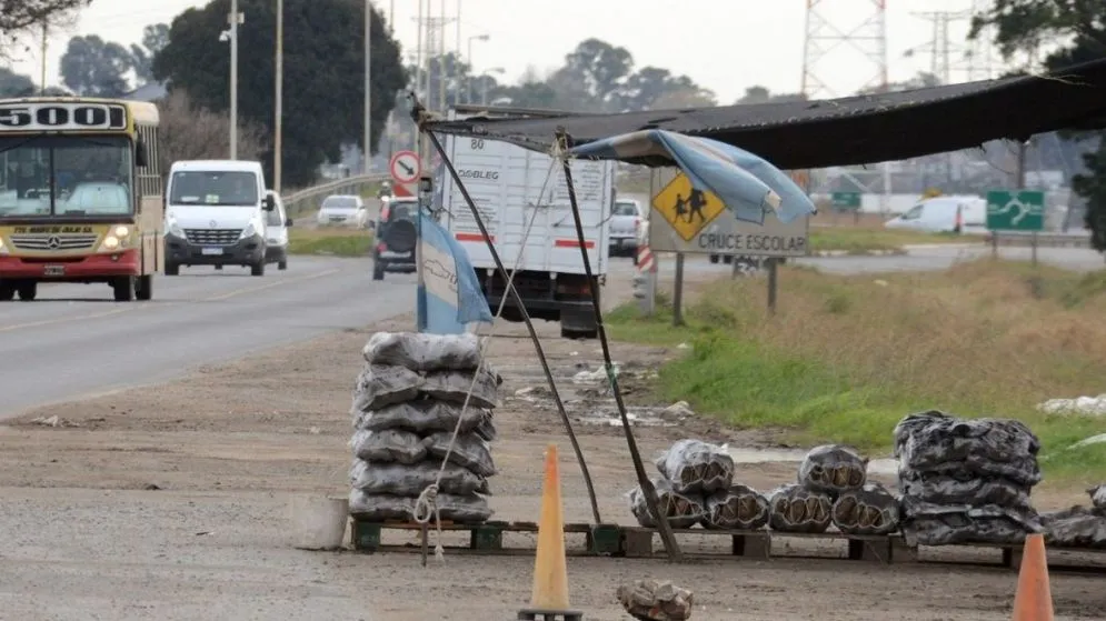 Desalojaron a vendedores ambulantes en la banquina de la Ruta 226