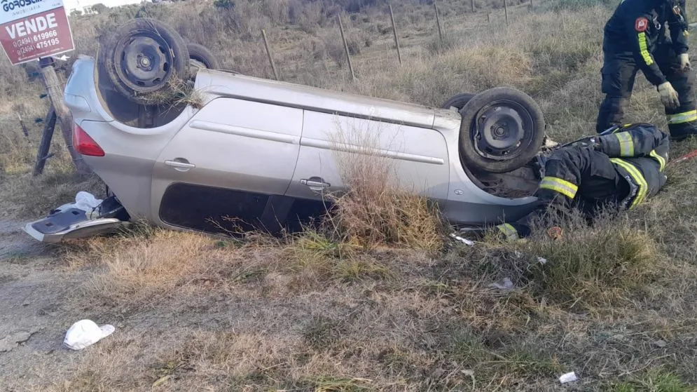 Volcó un auto en Av. Estrada