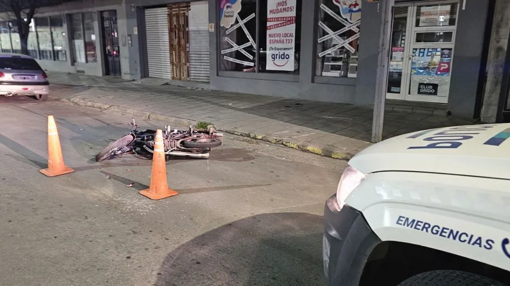 Moto y auto chocaron en pleno centro