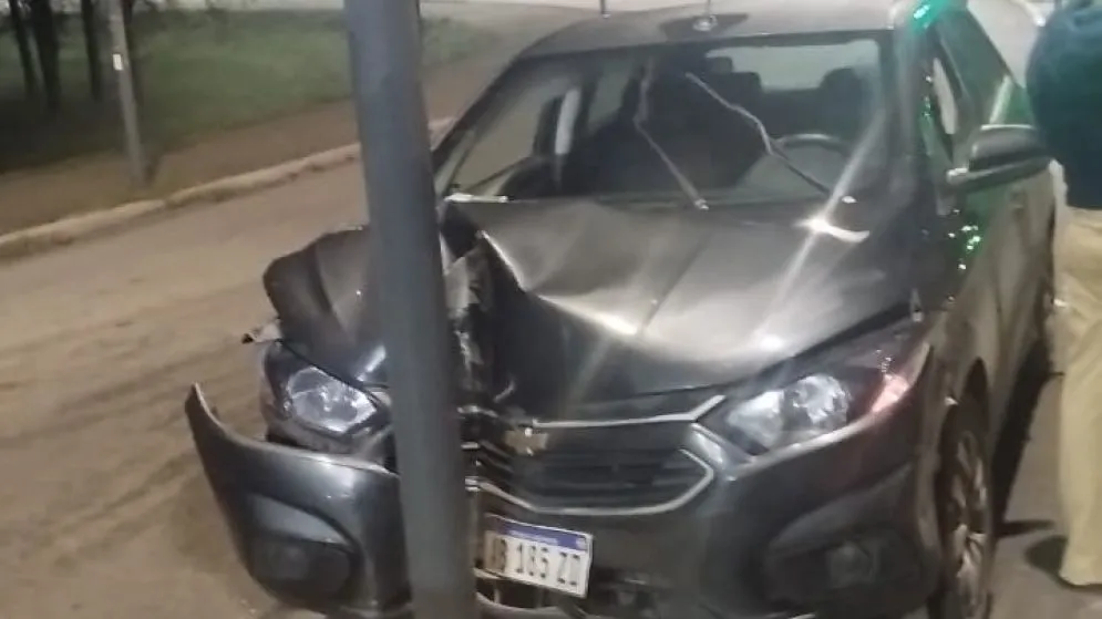 Un auto chocó contra un poste de alumbrado en Saavedra Lamas y Suecia