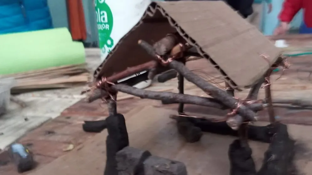 Rancho de barro hecho en el taller de teatro en miniatura de la Unidad Penitenciaria de Azul por los internos en el programa a cargo de la Secretaria de Extensión de UNICEN, la Facultad de Arte y el C