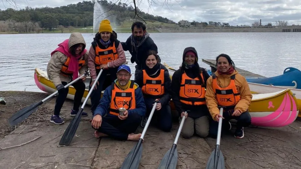 Canotaje terapéutico: una práctica global llega a Tandil para mujeres con cáncer de mama