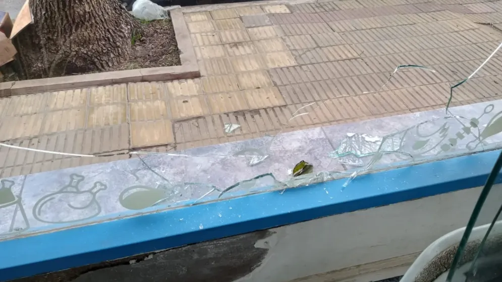 Ataque vandálico en la madrugada: destrozaron la vidriera de una pollería