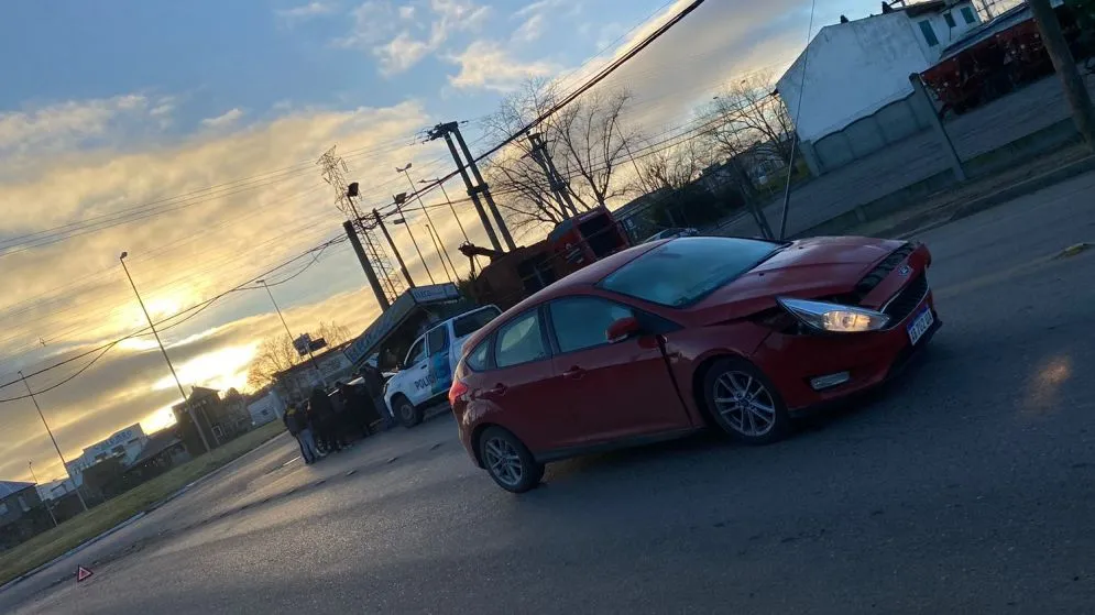 Fuete choque entre dos autos en Falucho y Colectora Pugliese: sin heridos